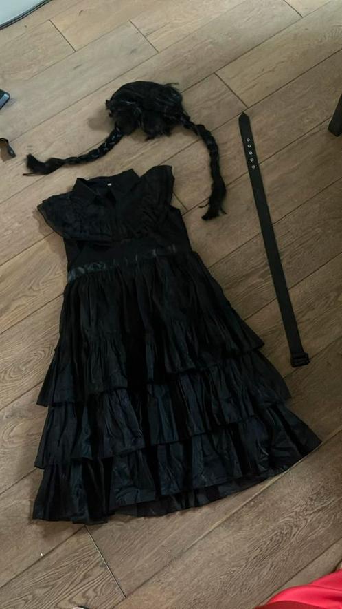 Wednesday jurk met riem en pruik 1x gedragen, Kinderen en Baby's, Carnavalskleding en Verkleedspullen, Zo goed als nieuw, Meisje