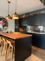 Zwarte keuken met een graniet gepolijst blad en keukeneiland, Ophalen, Gebruikt, Zwart, Hoekkeuken