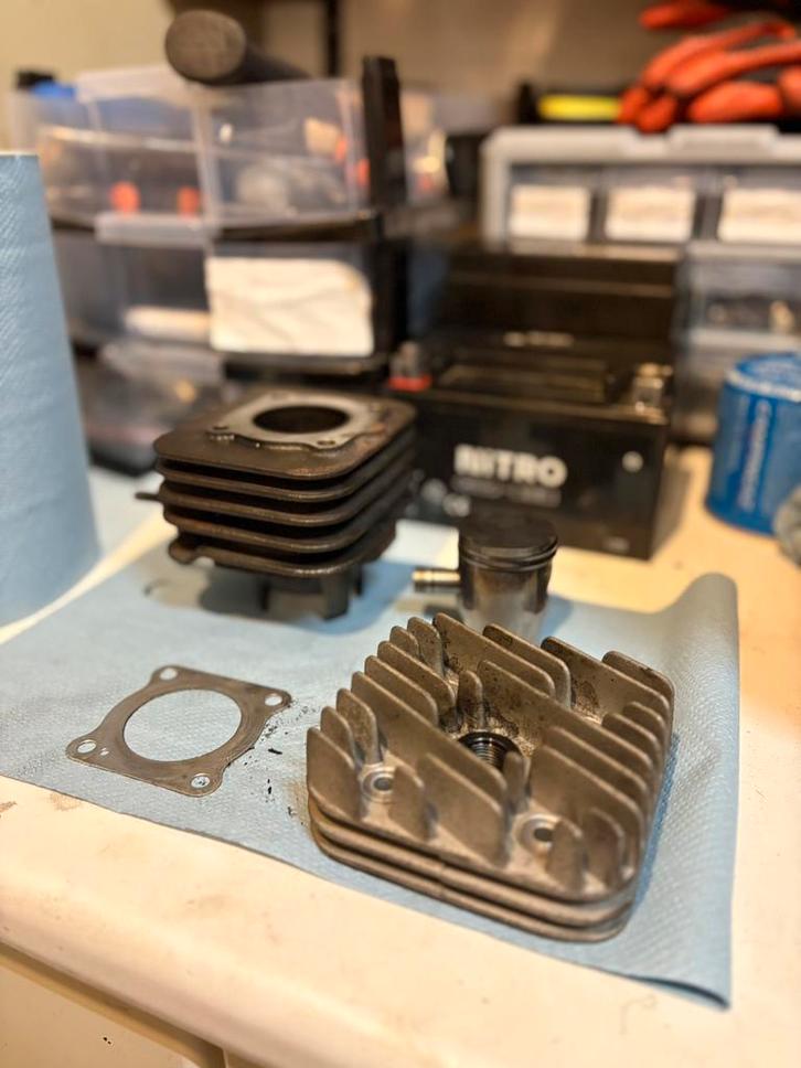 Nieuwstaat!! Piaggio 50 cc 2t cilinder, Fietsen en Brommers, Brommeronderdelen | Scooters, Zo goed als nieuw, Piaggio, Cilinder