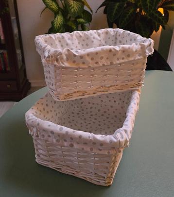 Twee rieten mandjes wit, 30 x 21 en 35 x 25 cm beschikbaar voor biedingen