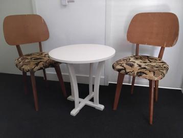 Vintage bijzettafel beschikbaar voor biedingen