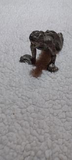 Tinnen beeldje . Vrouw poetst vloer. Matriaal tin., Antiek en Kunst, Ophalen of Verzenden