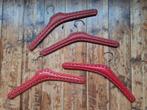 4 rode retro kledinghangers met studs, Ophalen of Verzenden, Zo goed als nieuw