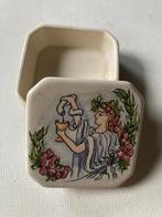 Porseleinen doosje van Corrie van Ammerlaan., Antiek en Kunst, Ophalen of Verzenden