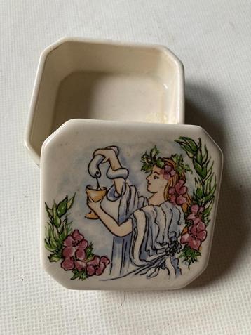 Porseleinen doosje van Corrie van Ammerlaan. beschikbaar voor biedingen