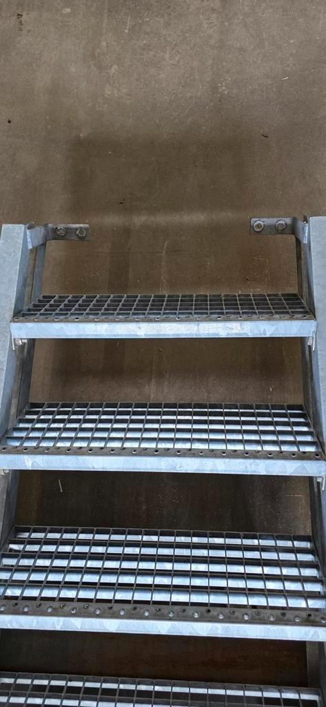 Trap staal industriëel smalle stalen trap 15 treden verzinkt, Doe-het-zelf en Verbouw, Ladders en Trappen, Gebruikt, 2 tot 4 meter