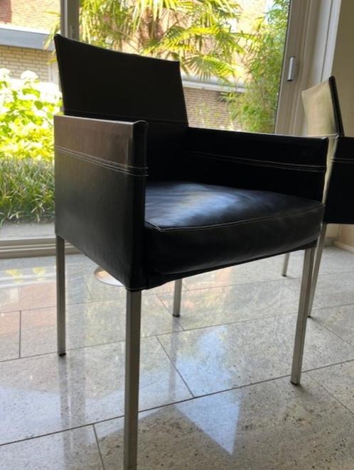 Twee stijlvolle zwarte leren stoeltjes te koop, Huis en Inrichting, Stoelen, Zo goed als nieuw, Twee, Leer, Metaal, Zwart, Ophalen