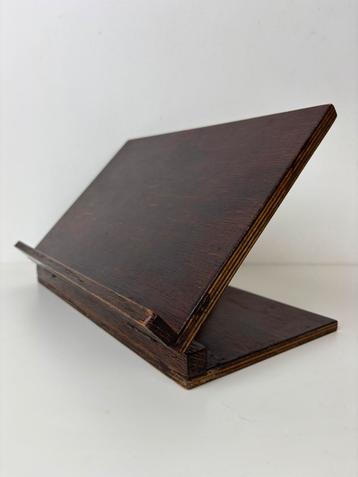 Houten Boekenstandaard beschikbaar voor biedingen