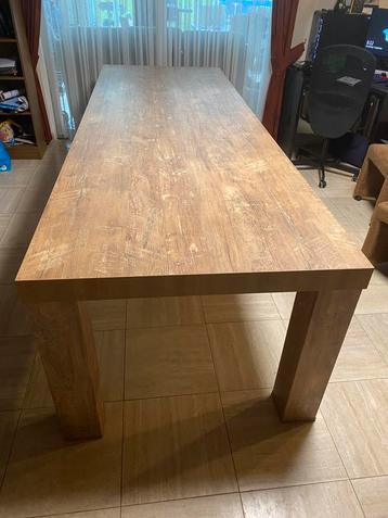 Tafel 8 personen. +-2m88 op +-99cm breed beschikbaar voor biedingen