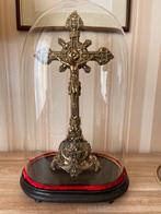Groot antiek kruisbeeld onder stolp, Antiek en Kunst, Antiek | Religie, Ophalen