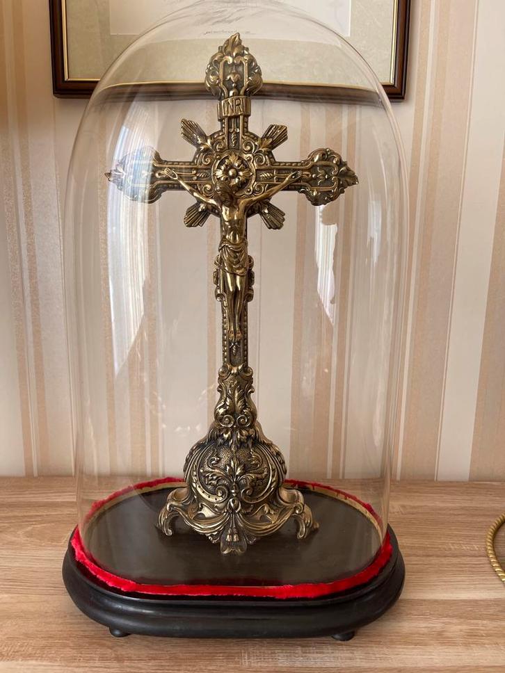 Groot antiek kruisbeeld onder stolp, Antiek en Kunst, Antiek | Religie, Ophalen