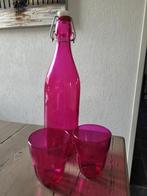 2 roze glazen met roze glazen fles, Glas, Overige typen, Ophalen of Verzenden, Zo goed als nieuw