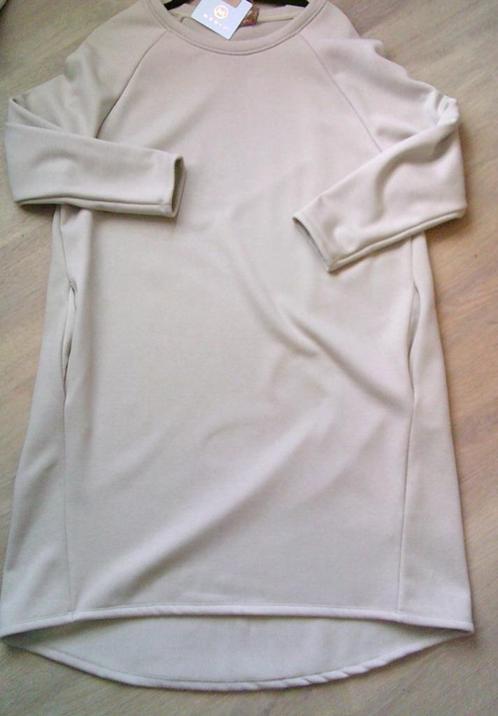 MOOIJ Sweater dress NIEUWE beige jurk ronde hals en zakken L, Kleding | Dames, Jurken, Nieuw, Maat 42/44 (L), Beige, Boven de knie