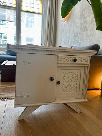 Wit dressior / kleine kast / tv meubel beschikbaar voor biedingen