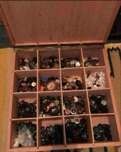Oude Houten Kist met of zonder Knopen gevuld, Huis en Inrichting, Woonaccessoires | Kisten, Gebruikt, Minder dan 50 cm, Ophalen of Verzenden