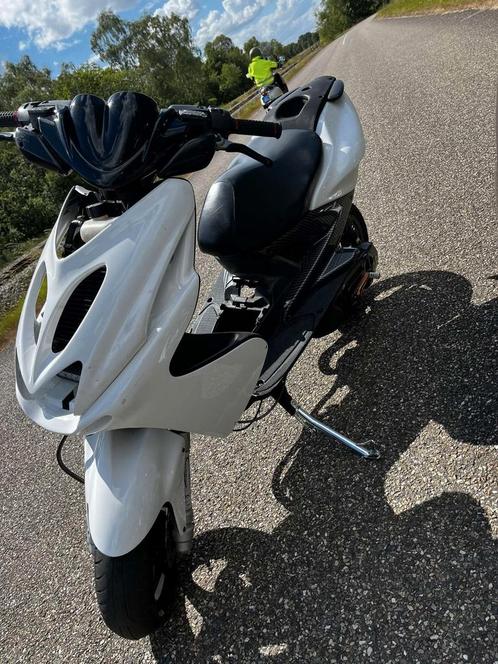 Yamaha aeorx roze top 70cc, Fietsen en Brommers, Scooters | Yamaha, Zo goed als nieuw, Aerox, Maximaal 45 km/u, Tweetakt, Ophalen