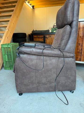 Relaxfauteuil met elektrische bediening beschikbaar voor biedingen