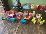 Poppenhuis meubels hout 20 stuks + 4 popjes € 12, Verzamelen, Poppenhuizen en Toebehoren, Ophalen of Verzenden, Gebruikt, Poppenhuis