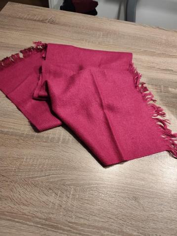 paarse sjaal beschikbaar voor biedingen