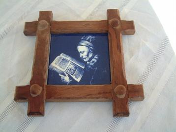 tegeltje Rembrandt lezende oude vrouw beschikbaar voor biedingen