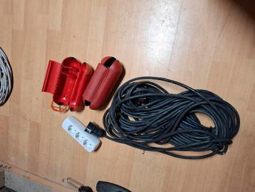 verlengsnoer contactdoos en 2 kabelhouders beschikbaar voor biedingen