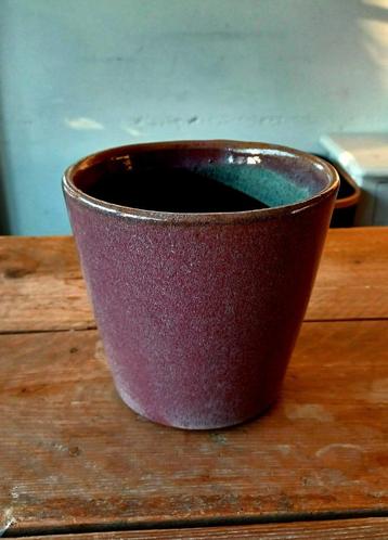 Purple/pink plant pot beschikbaar voor biedingen