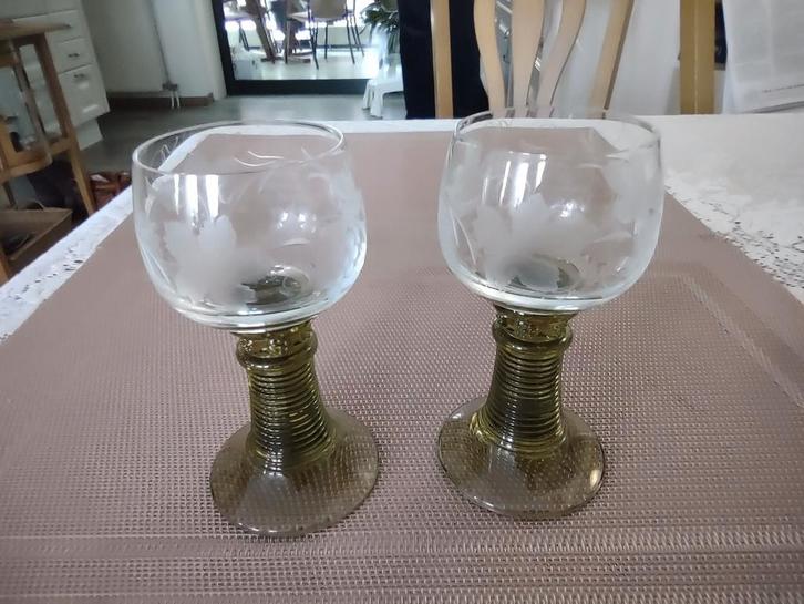 Twee bijzondere geslepen glazen met geribbelde voet., Antiek en Kunst, Antiek | Glas en Kristal, Ophalen of Verzenden