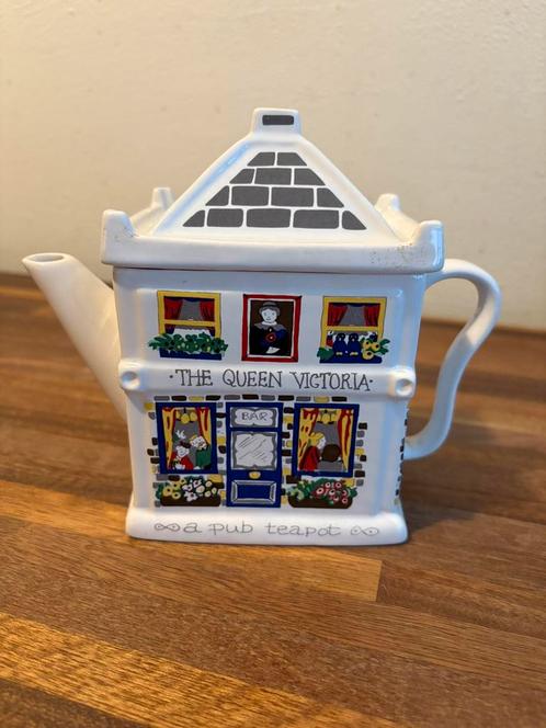 Vintage theepot Engelse pub, Huis en Inrichting, Keuken | Servies, Zo goed als nieuw, Overige typen, Overige stijlen, Ophalen of Verzenden