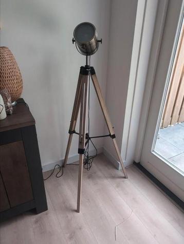 Mooie staande lamp beschikbaar voor biedingen