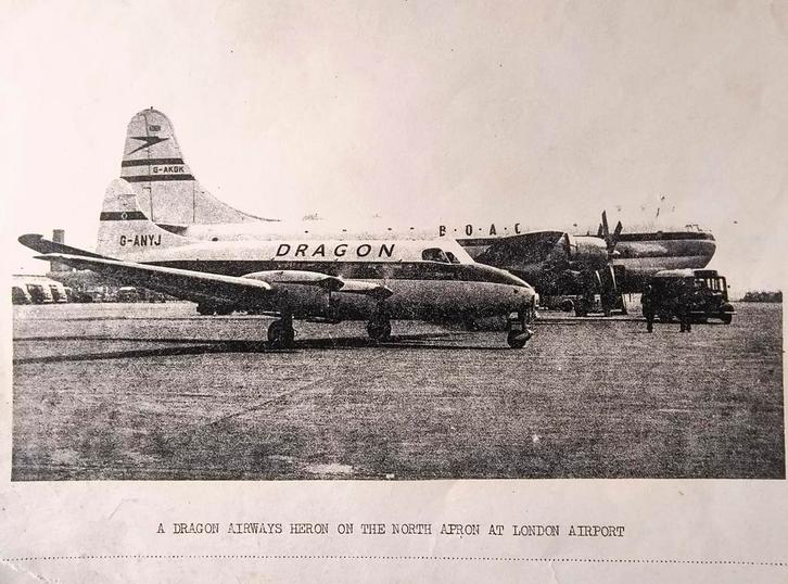 print afb.  Dragon Airways HeronLondon Airport jaren 50, Verzamelen, Luchtvaart en Vliegtuigspotten, Zo goed als nieuw, Kaart, Foto of Prent