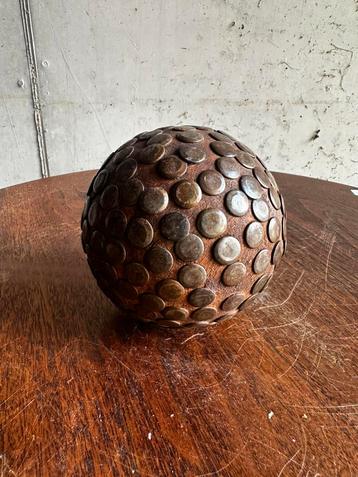 Antieke Boule Lyonnaise houten jeu-de-boulesbal met spijkers beschikbaar voor biedingen