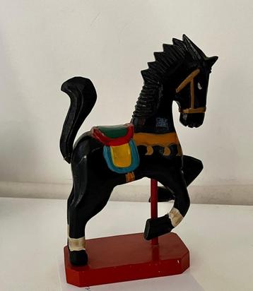 Houten beeldje van een paard beschikbaar voor biedingen