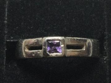 kleine ring van echt 925 zilver en amethist beschikbaar voor biedingen