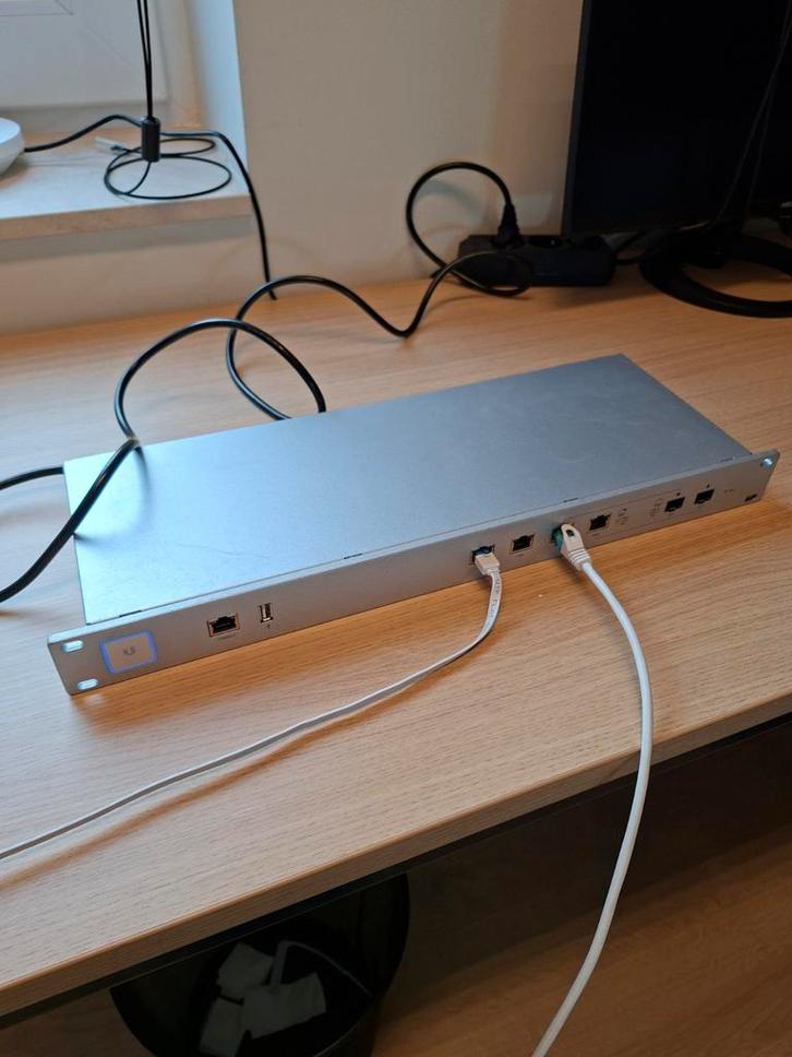 Ubiquiti UniFi USG PRO Gateway Router (USG-Pro-4), Computers en Software, Routers en Modems, Gebruikt, Router met modem, Ophalen of Verzenden