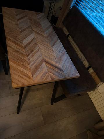 Visgraat tafel beschikbaar voor biedingen