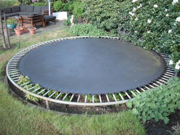 Trampoline 420/370 cm inclusief betonranden beschikbaar voor biedingen