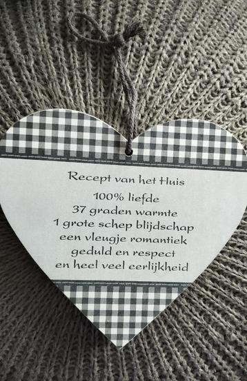 Hartvormig houten bordje met tekst beschikbaar voor biedingen