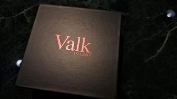 Airpods Pro6 rood van der Valk Exclusief beschikbaar voor biedingen