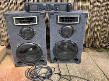 2 Grote speakers met een 500 watt Skytec versterker 