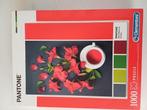 Legpuzzel Pantone; Red Hibiscus Aroma, Ophalen of Verzenden, 500 t/m 1500 stukjes, Zo goed als nieuw, Legpuzzel