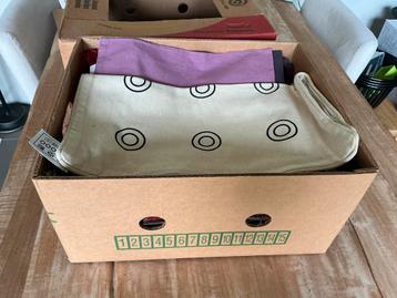 Bananendoos vol nieuwe kussenslopen.32 sier & 18 hoofdkussen beschikbaar voor biedingen