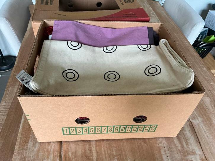 Bananendoos vol nieuwe kussenslopen.32 sier & 18 hoofdkussen, Huis en Inrichting, Woonaccessoires | Kussens, Nieuw, Overige kleuren