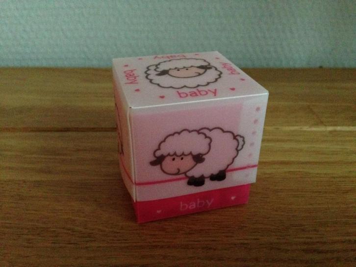 uitdeel bedankjes roze baby schaap plastic doosjes 40 stuks, Kinderen en Baby's, Kraamcadeaus en Geboorteborden, Nieuw, Ophalen of Verzenden