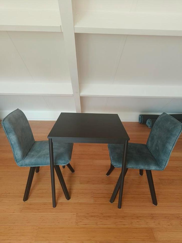 Een vierkante tafel met twee blauwe stoelen, Huis en Inrichting, Stoffering | Vloerbedekking, Zo goed als nieuw, Tapijttegels
