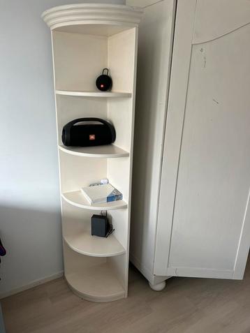 Houten hoekkast beschikbaar voor biedingen
