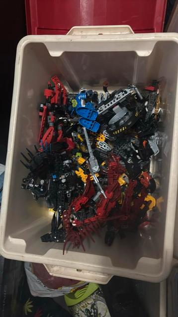 Kist vol met lego bionicle beschikbaar voor biedingen