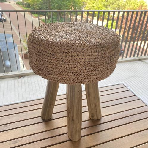 Hardhouten krukje met raffia zitting – 47 cm hoog, Huis en Inrichting, Krukjes, Zo goed als nieuw, Hout, Ophalen