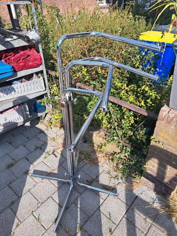 Kledingrek op poot. (Verstelbaar) beschikbaar voor biedingen