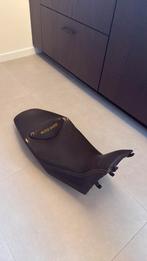 Zadel Moto Guzzi V85TT, Ophalen