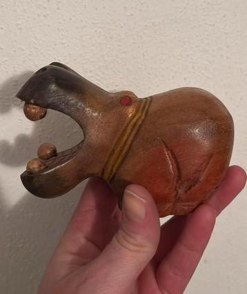 Nijlpaard houtsnijwerk uit Afrika beeld van hout  beschikbaar voor biedingen